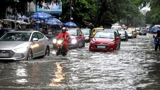 mumbai-rain-live-news-update-traffic-mumbai-local-train-schools-college-shut-today-flights-cancelled-best-buses-waterlogging-imd-rain-forecast-mumbai-weather-latest-lb